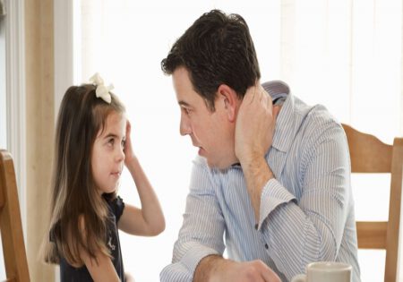 چگونه به حرفهای کودکمان گوش کنیم؟