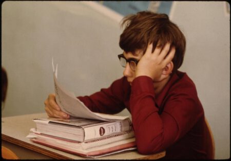 چرا کودکان از امتحان می ترسند؟