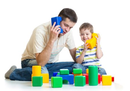 غریبه با دنیای کودکان نباشیم