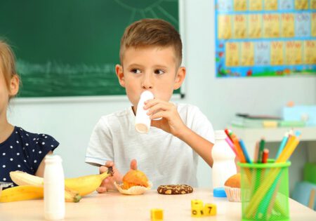 تغذیه دانش آموزان در مدرسه
